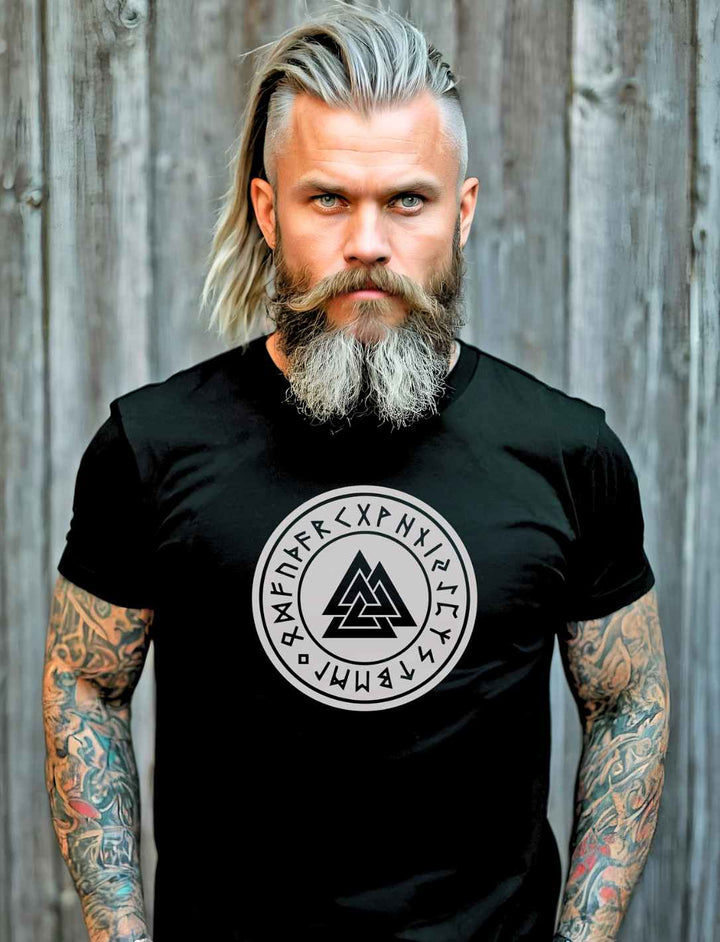 Bärtiger tätowierter Mann trägt das Valknut unisex T-Shirt in schwarz