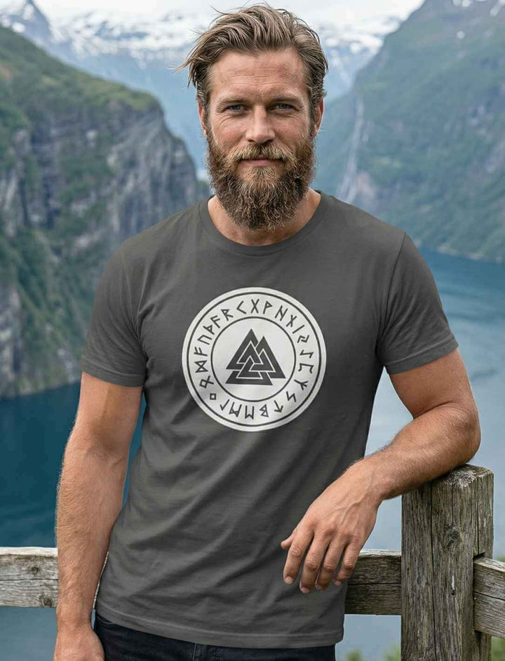 Mann trägt anthrazitfarbenes Valknut Organic Shirt – Zeichen Odins mit nordischem Symbol, Wikinger Shirt modern interpretiert