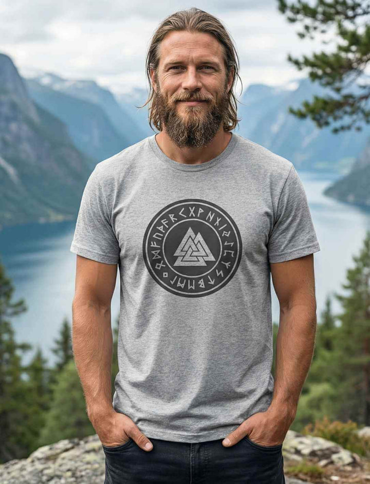 Mann trägt grau meliertes Valknut Organic Shirt – Zeichen Odins mit nordischem Runenkreis und Valknut Symbol Outdoor