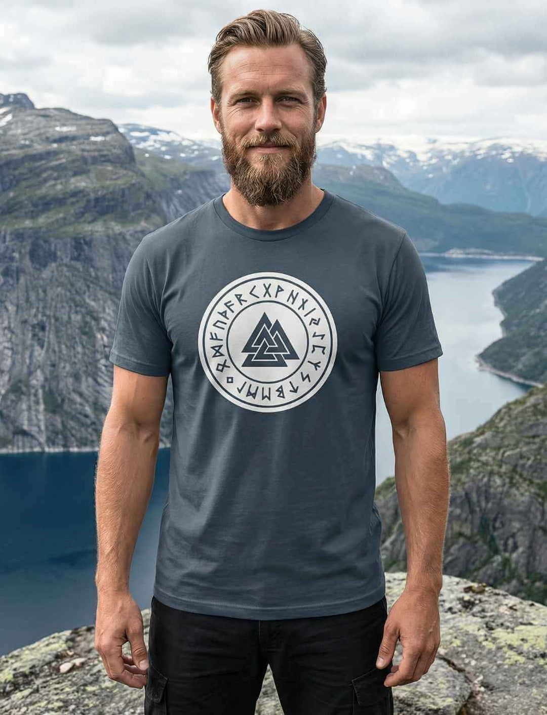 Mann trägt India Ink Grey Valknut Organic Shirt – Zeichen Odins mit nordischem Valknut Symbol in Bergkulisse