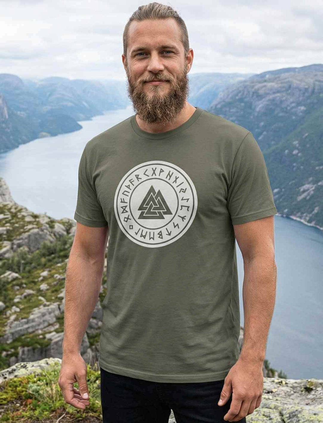 Mann trägt khakifarbenes Valknut Organic Shirt – Zeichen Odins mit nordischem Runenkreis und Valknut Symbol in Naturkulisse