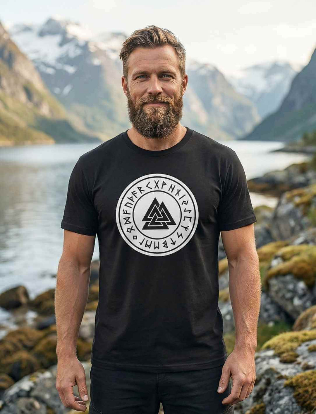 Mann trägt schwarzes Valknut Organic Shirt – Zeichen Odins mit nordischem Runenkreis und Valknut Symbol, Wikinger T-Shirt in Norwegen.