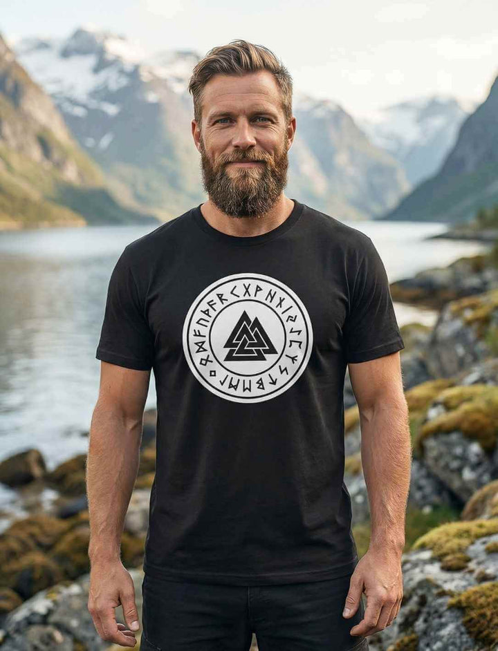 Mann trägt schwarzes Valknut Organic Shirt – Zeichen Odins mit nordischem Runenkreis und Valknut Symbol, Wikinger T-Shirt in Norwegen.