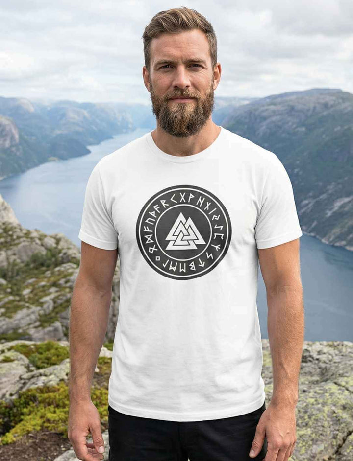Mann trägt weißes Valknut Organic Shirt – Zeichen Odins mit nordischem Runenkreis und Valknut Symbol, Wikinger Shirt Outdoor