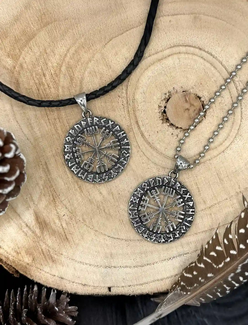 Vegvisir der Runenwacht – Detailreicher Edelstahl Talisman mit Runeninschrift und nordischem Kompass auf Holzhintergrund fotografiert.