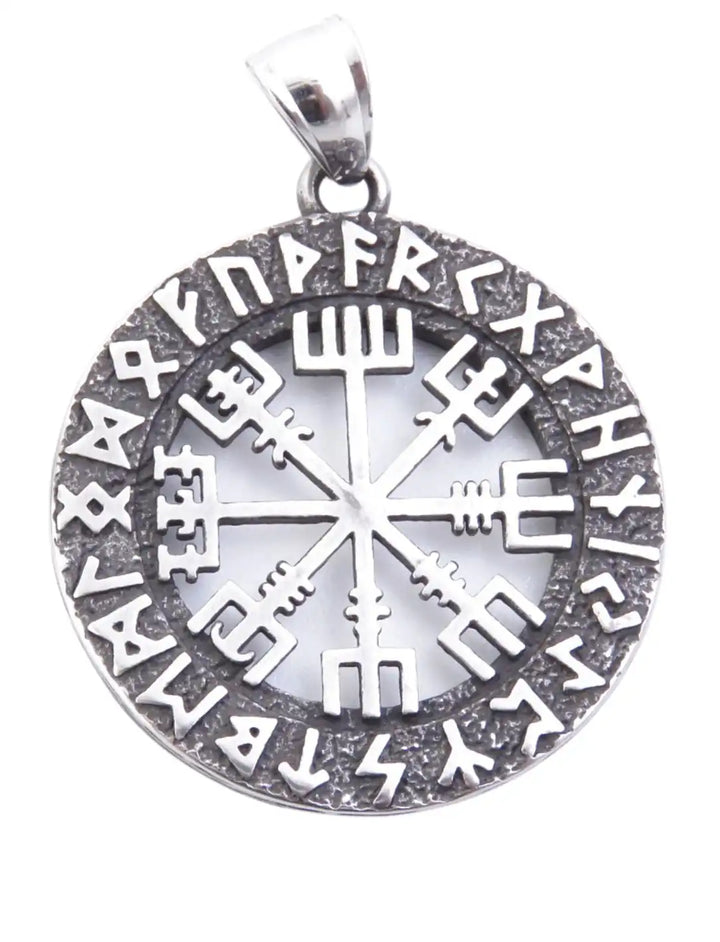 Vegvisir der Runenwacht – nordischer Edelstahl-Anhänger mit Runenalphabet und Vegvisir Symbol.