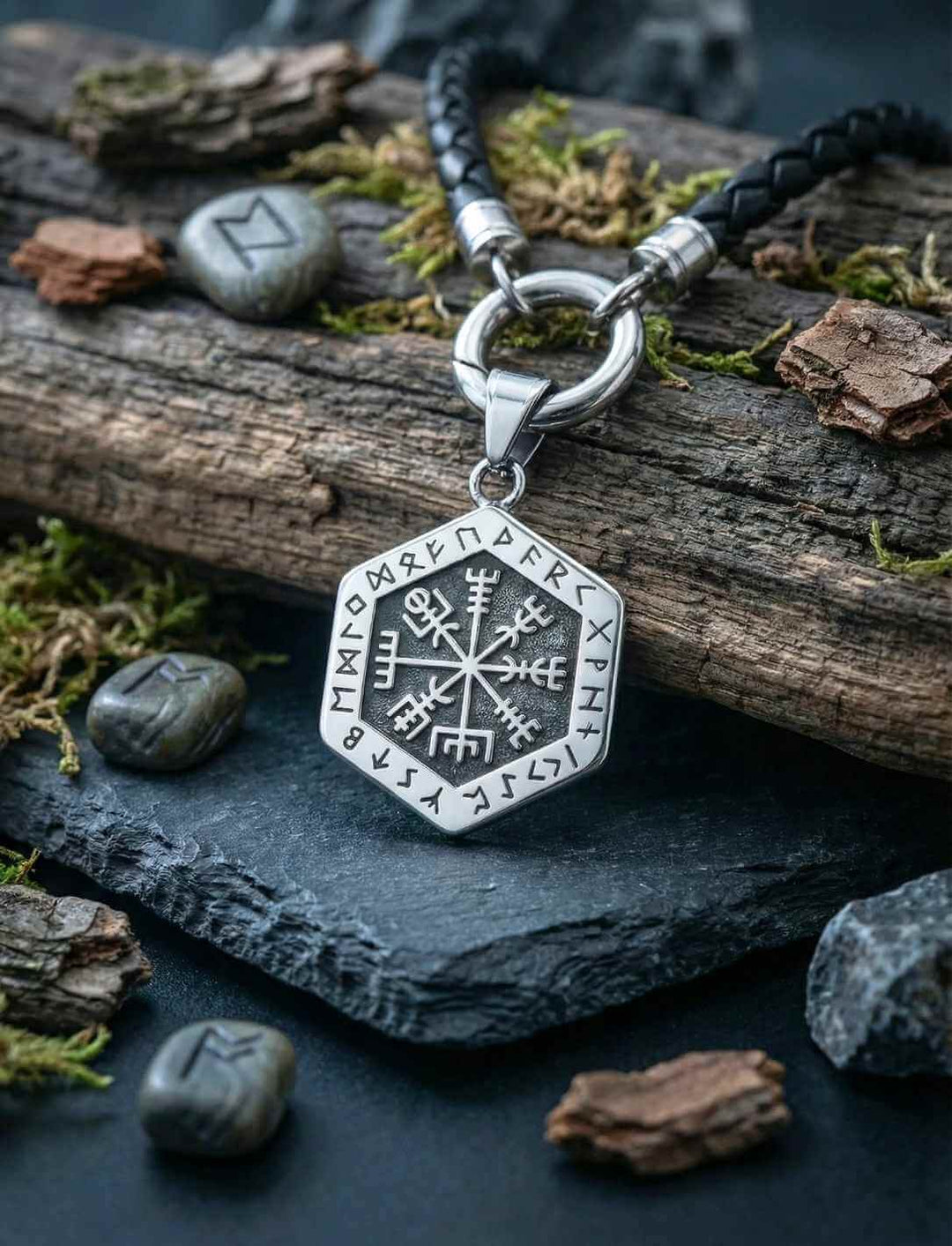Nordisch inspirierter Vegvísir Runen Anhänger aus Edelstahl mit Lederkette