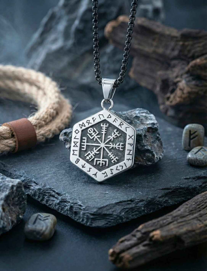 Vegvísir Runenkompass Anhänger aus Edelstahl mit schwarzer Gliederkette mit Titanfinish.