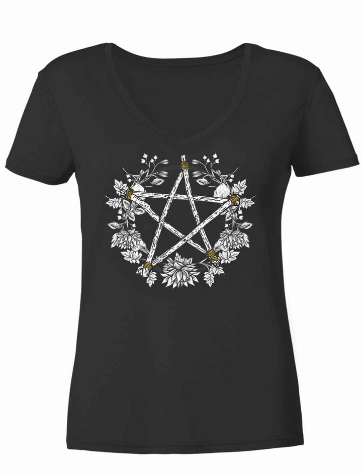 Damen V-Neck Shirt schwarz mit Pentakel der Elemente Motiv, getragen im Wald