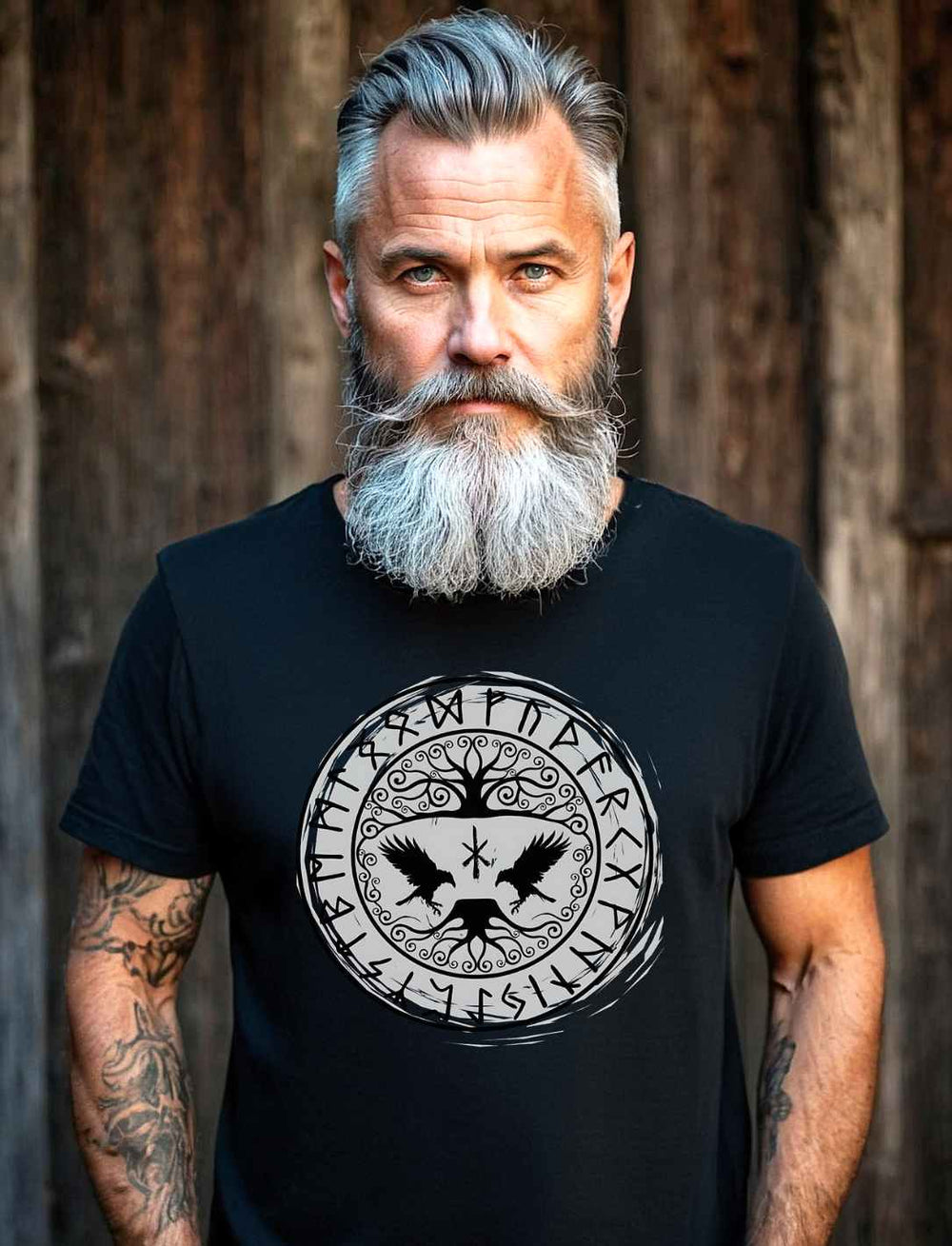 Männliches Model präsentiert "Wächter von Yggdrasil" T-Shirt in Schwarz – Mystische Raben und Yggdrasil-Design