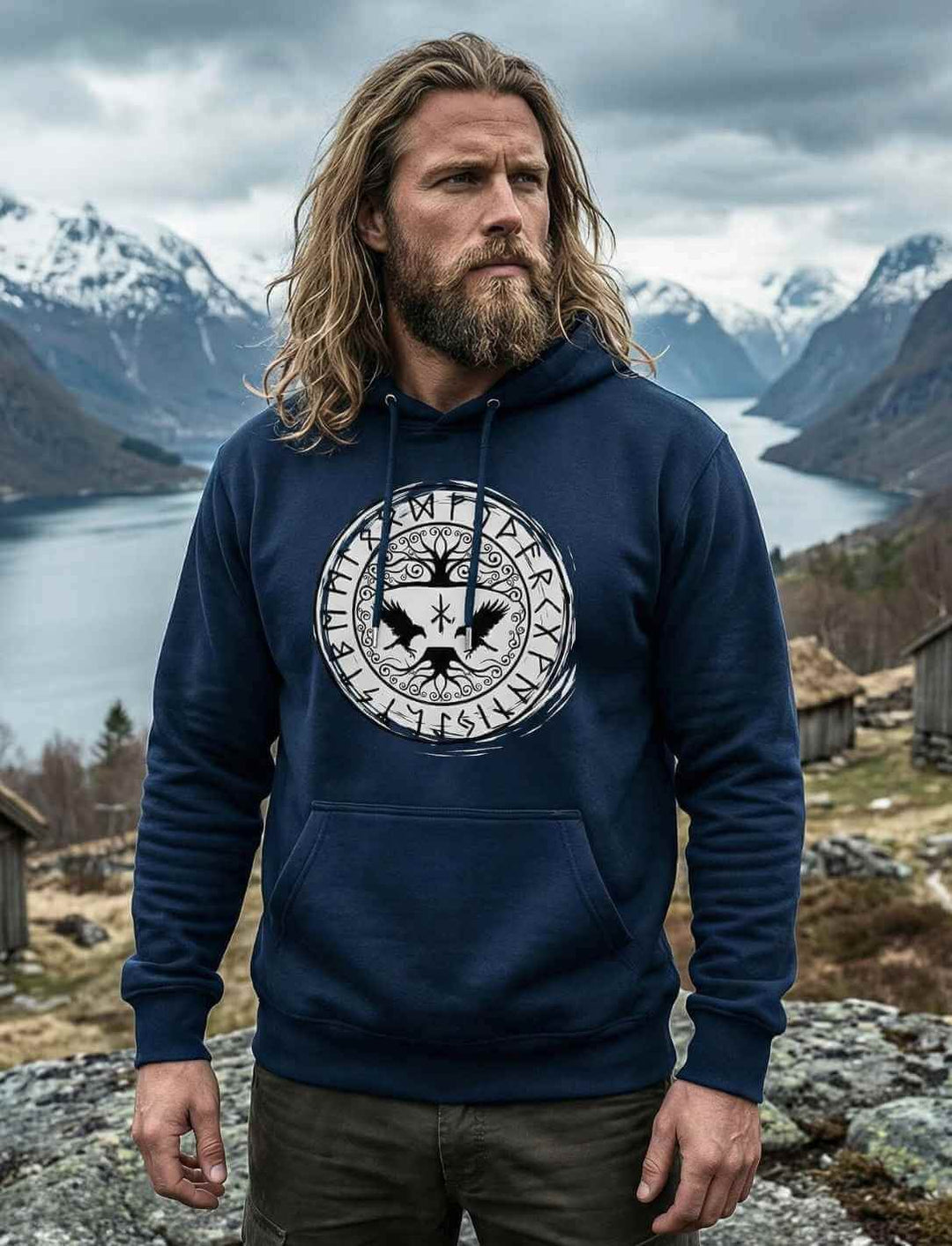 Navy Hoodie mit Yggdrasil-Raben und Runenkreis, getragen in Berglandschaft
