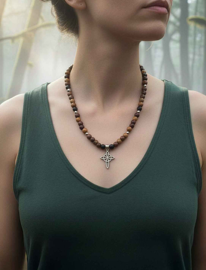 Wächterin des Hains - Keltische Perlenkette aus Holz