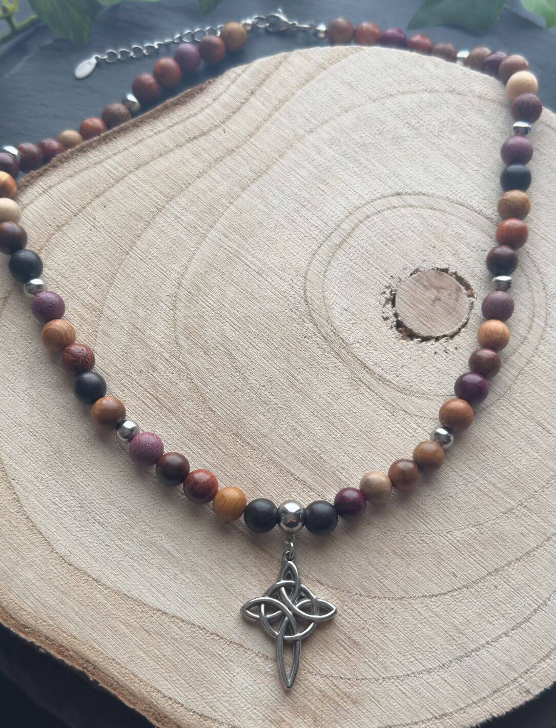 Wächterin des Hains - Keltische Perlenkette aus Holz