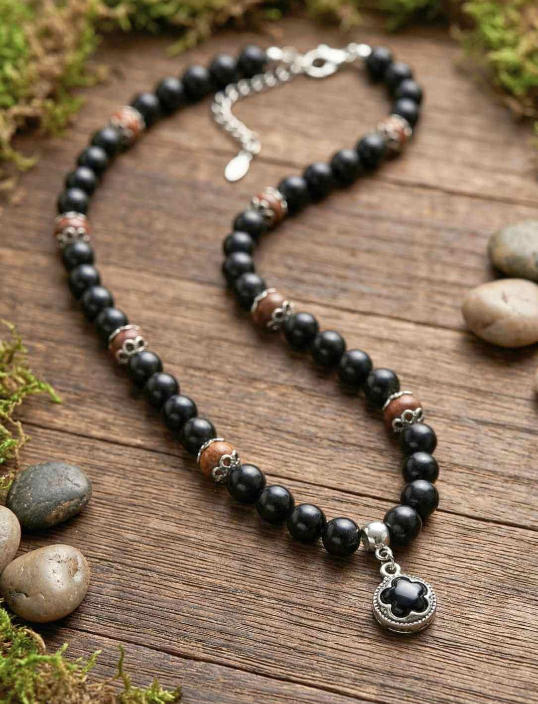 Waldhüter von Gotland – Schutzamulett mit Holzperlen, Edelstahl-Elementen und schwarzem Onyx Anhänger