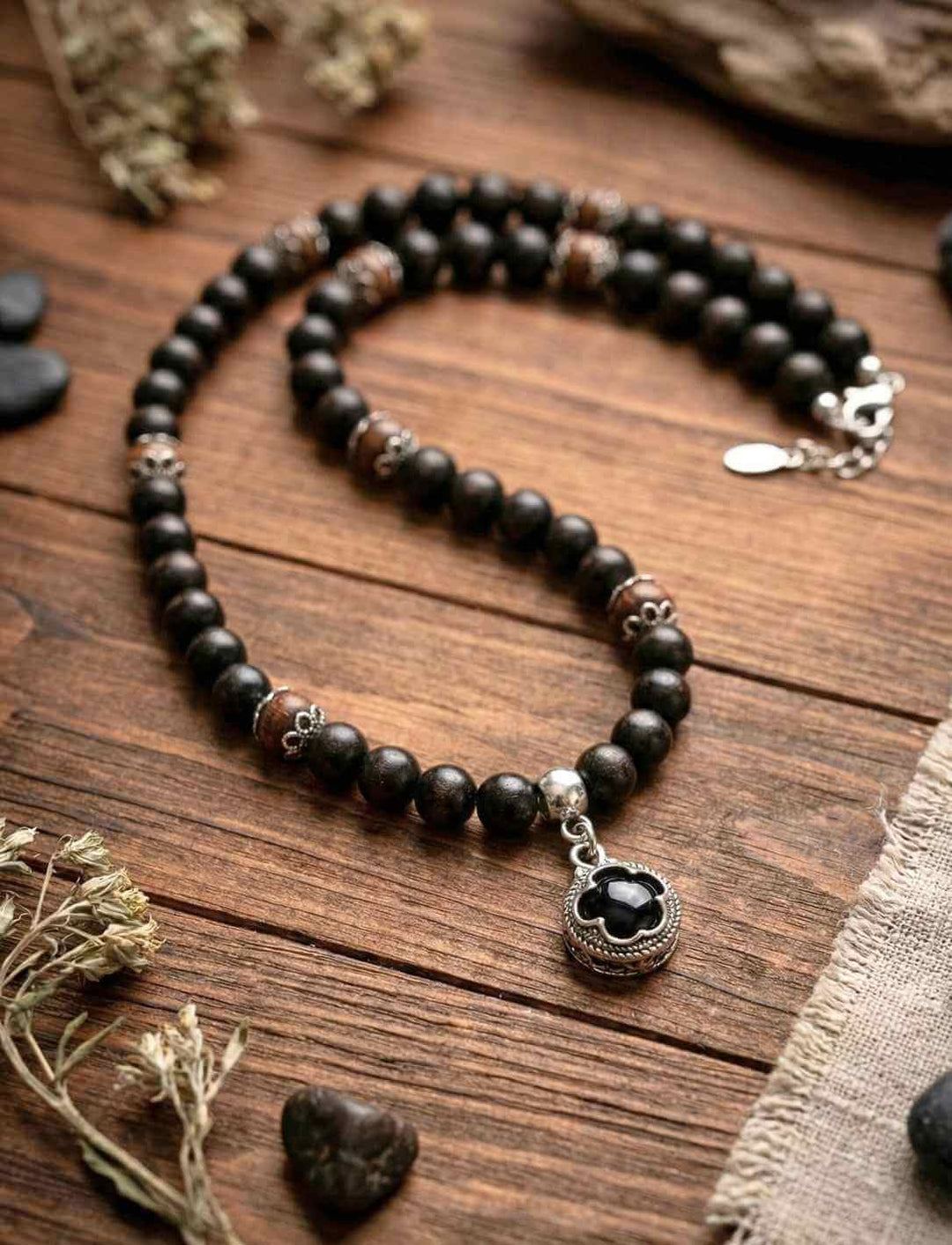 Detailaufnahme vom Waldhüter von Gotland – Schutzamulett mit schwarzem Onyx in Edelstahlfassung