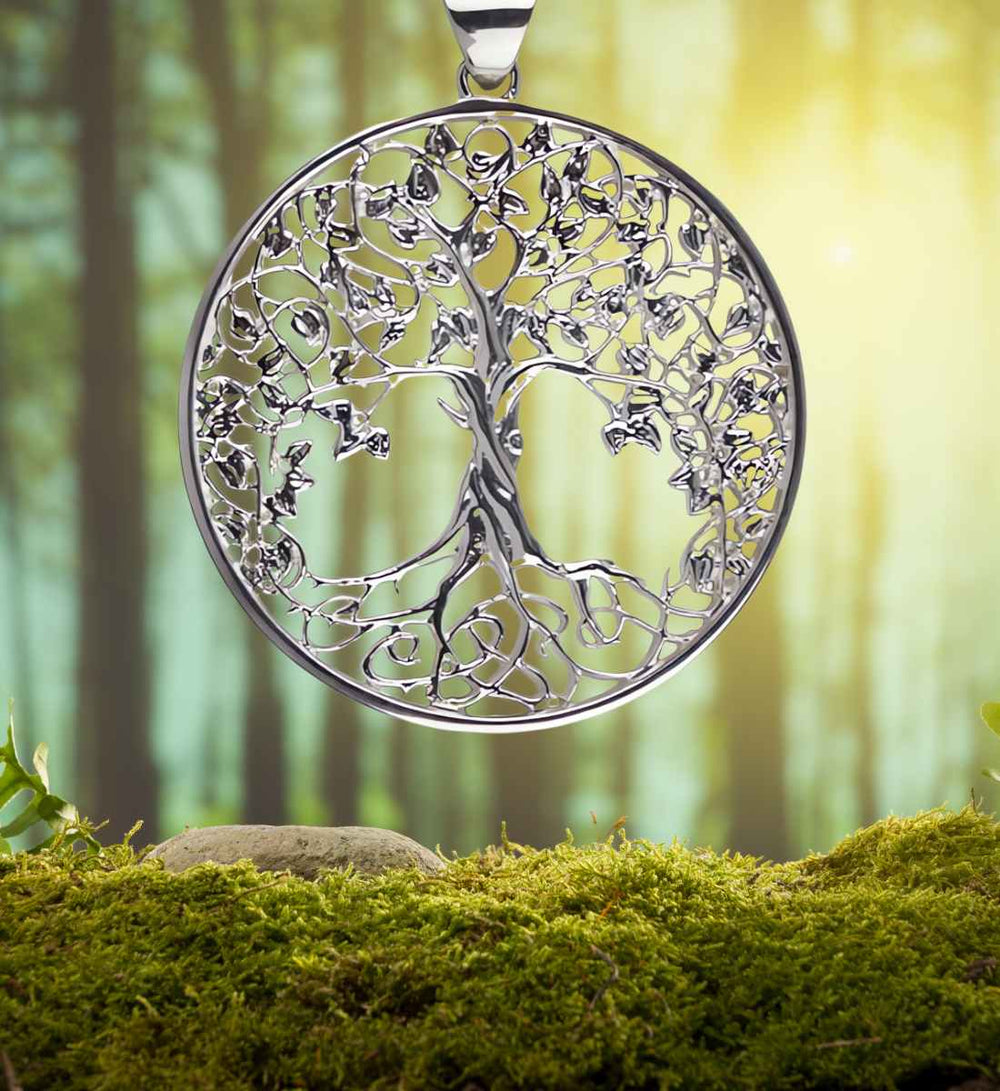 Keltischer 'Weltenbaum des Lebens' Anhänger in 925er Sterling Silber rhodiniert, präsentiert vor einem Wald- und Mooshintergrund - Runental.de