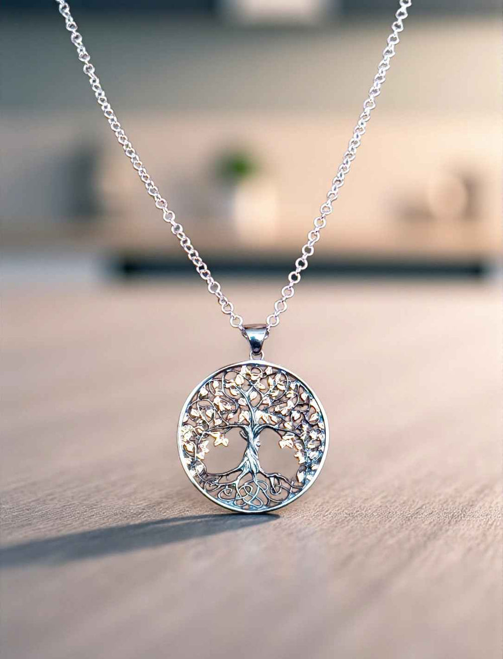 Weltenbaum des Lebens, Lebensbaum-Medaillon aus Silber, teilvergoldet und schwarz paltiniert, mit Silberkette Schimmerndes Ringgeflecht