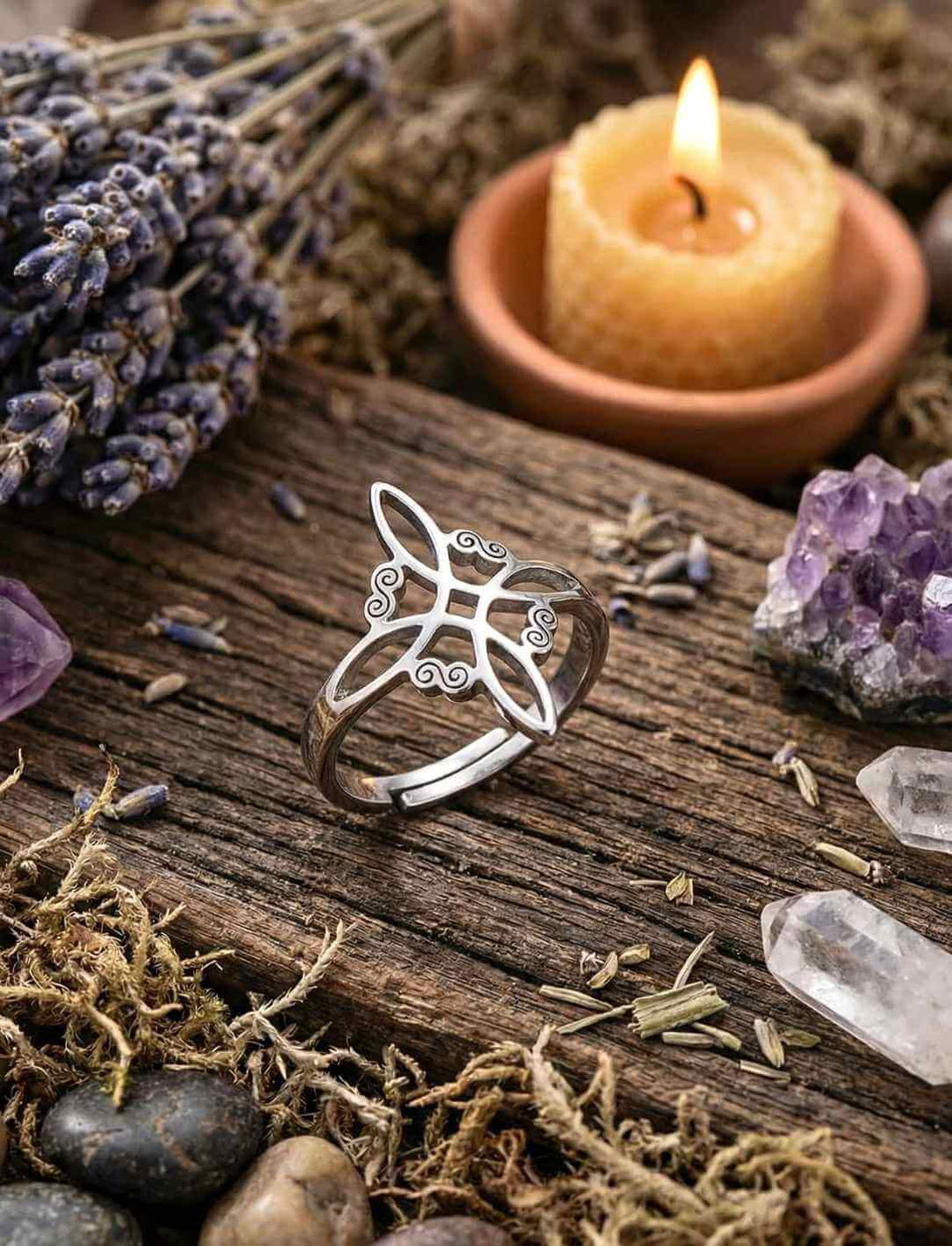 Edelstahlring Witch Knot – Band des Lichts, aufgenommen in mystischer Dekoration.