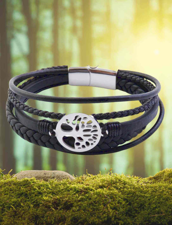 Wikinger Lederarmband mit Yggdrasil-Lebensbaum aus Edelstahl auf Moos – nordisches Armband