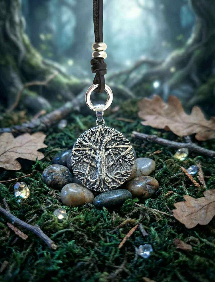 Wicca Lebensbaum Schmuck im Pentagramm auf Naturstein und Moos im Wald mit Lederkette Band des Waldläufers.