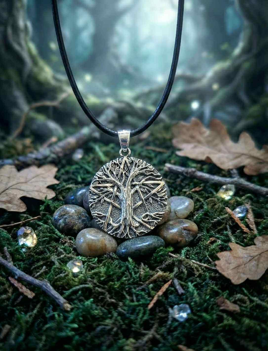 Wicca Lebensbaum Schmuck im Pentagramm auf Naturstein und Moos im Wald