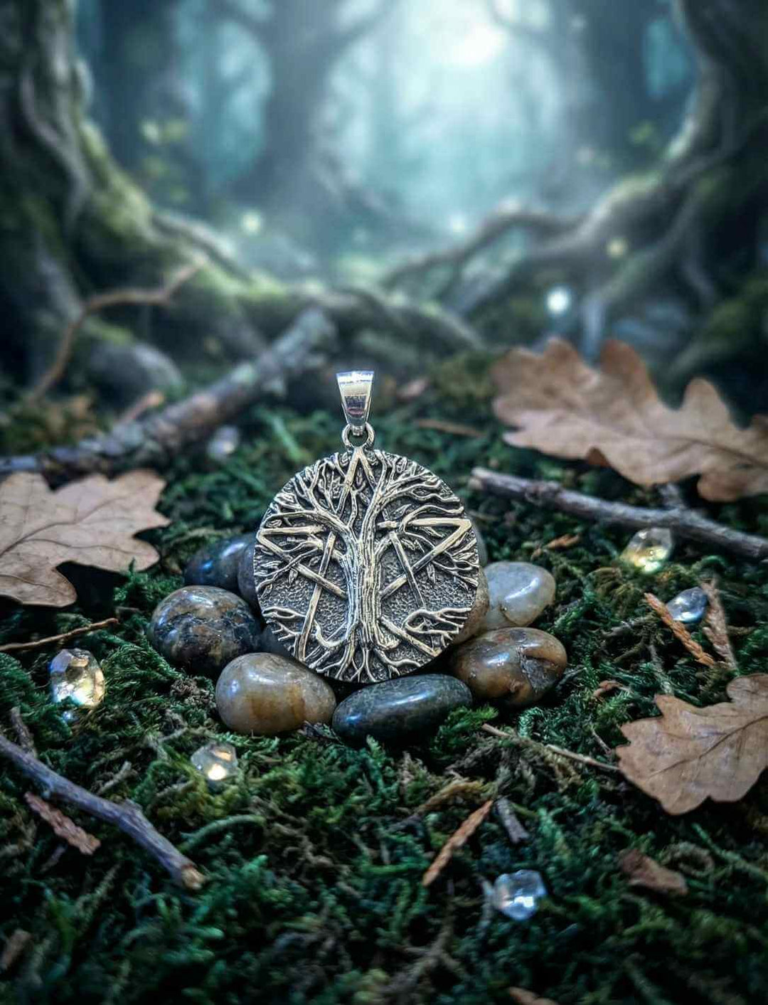 Lebensbaum Anhänger im Pentagramm aus Edelstahl auf Moos und Steinen im Wald.