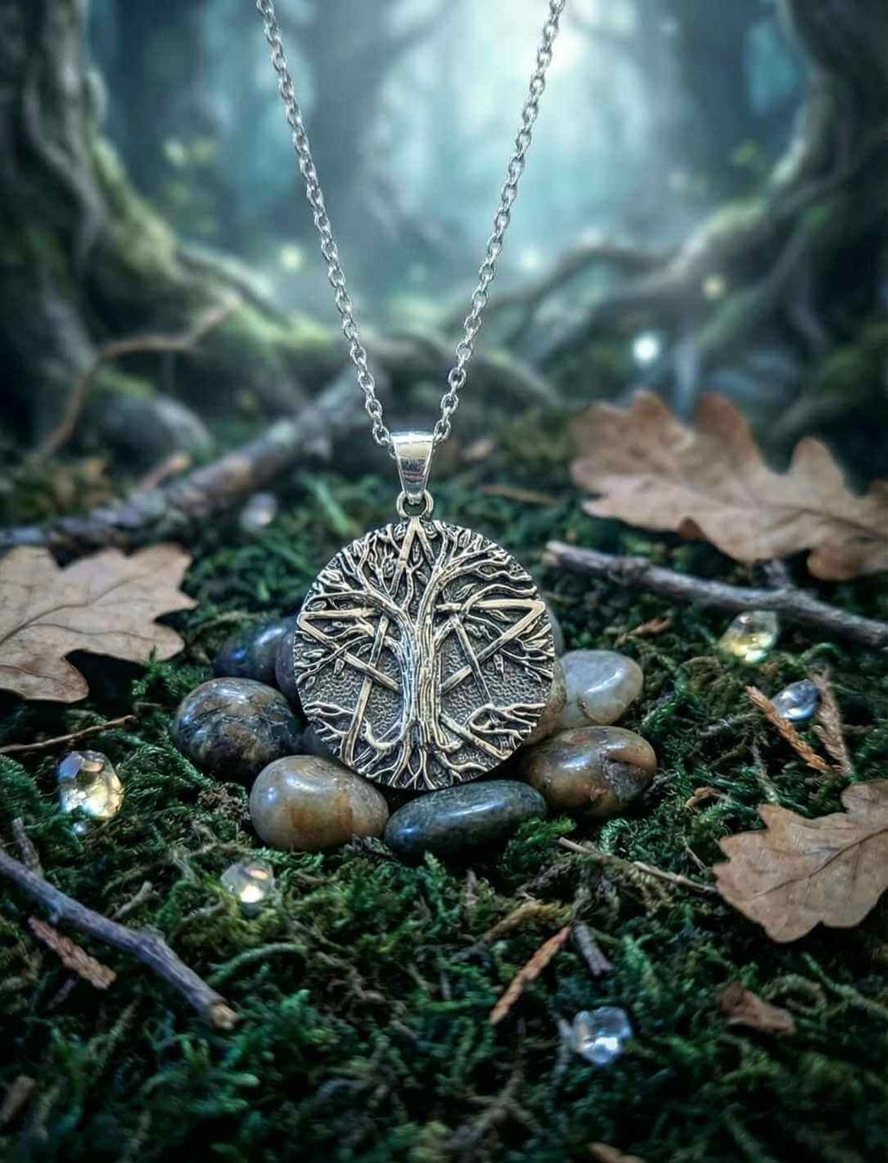 Wicca Lebensbaum Schmuck im Pentagramm auf Naturstein und Moos im Wald mit Silberkette.