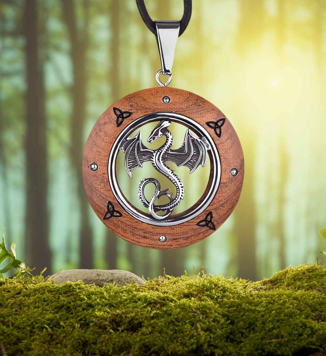 Wyvern of the Ancient Celts Anhänger auf Moos im Wald – mystischer keltischer Schmuck in natürlicher Umgebung.