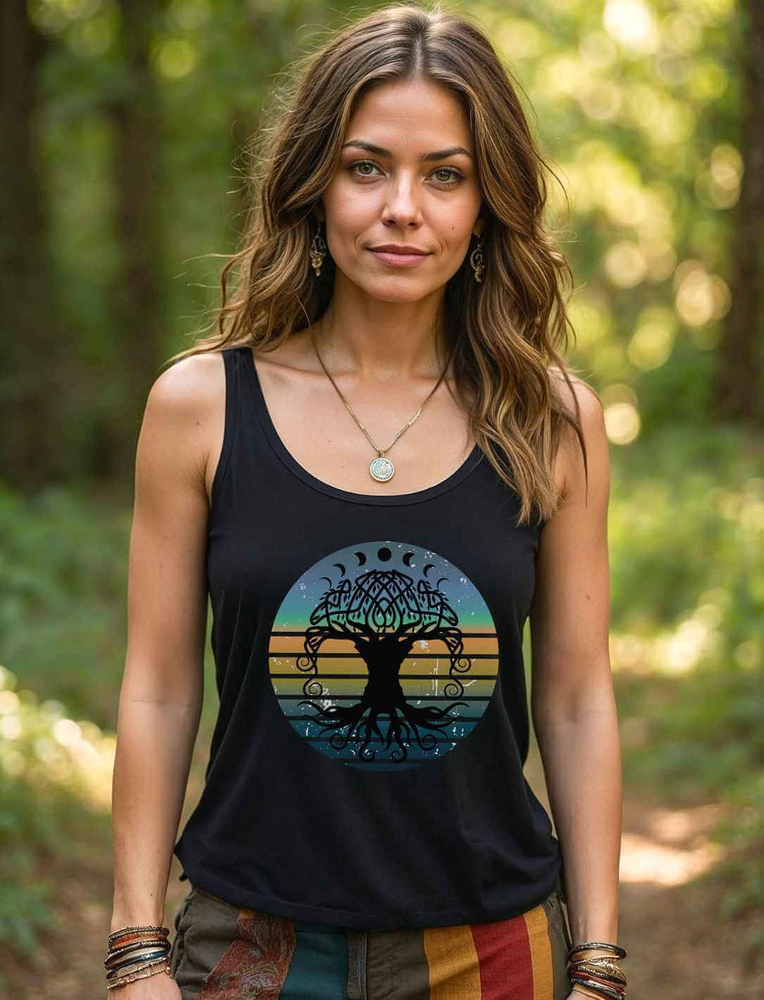 Boho styled Frau im Wald mit schwarzem Yggdrasil Tank-Top – Weltenbaum-Design für Harmonie und Tiefe.