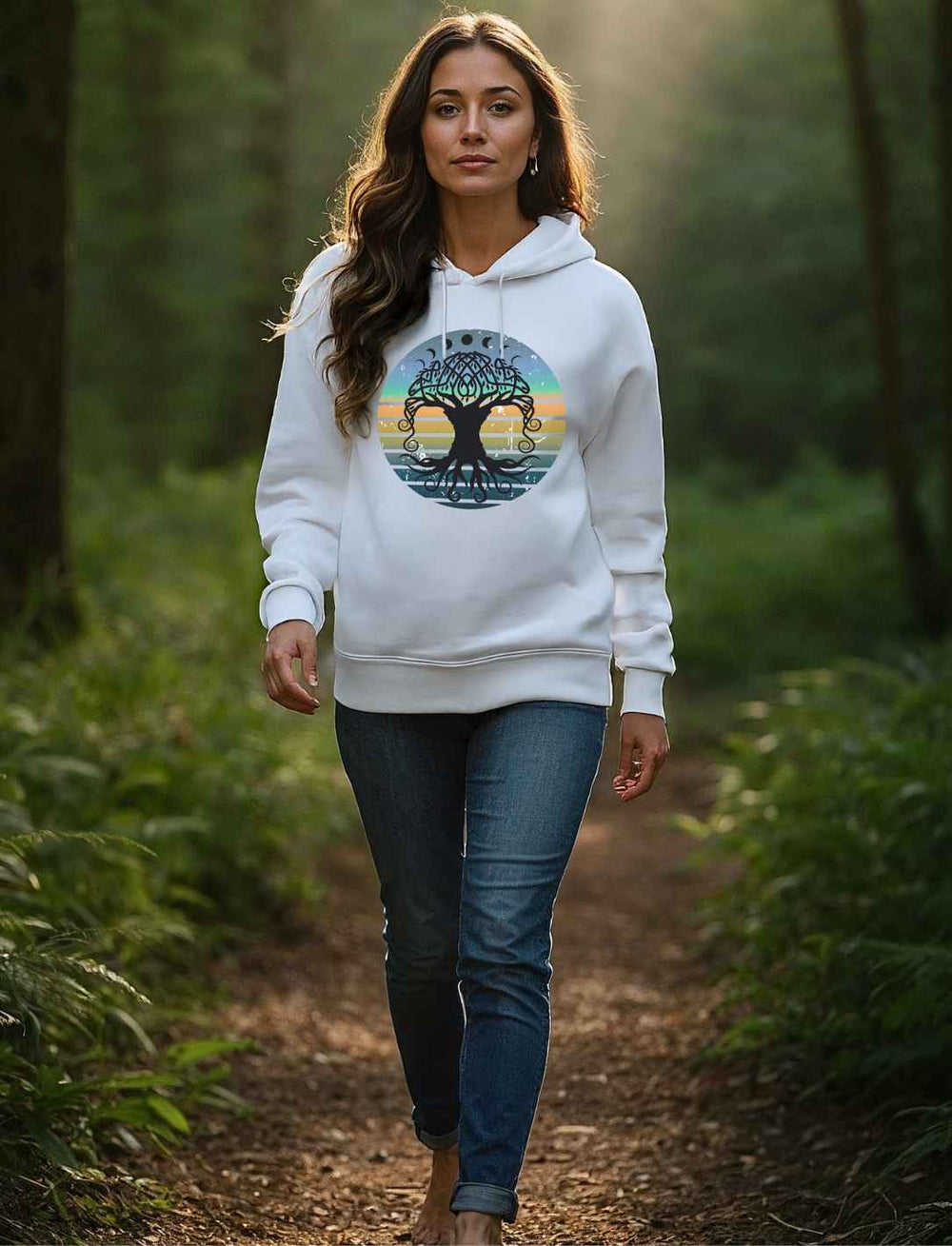 Frau im weißen Hoodie mit nordischem Weltenbaum-Design, unterwegs auf einem Waldweg bei weichem Licht – Runental