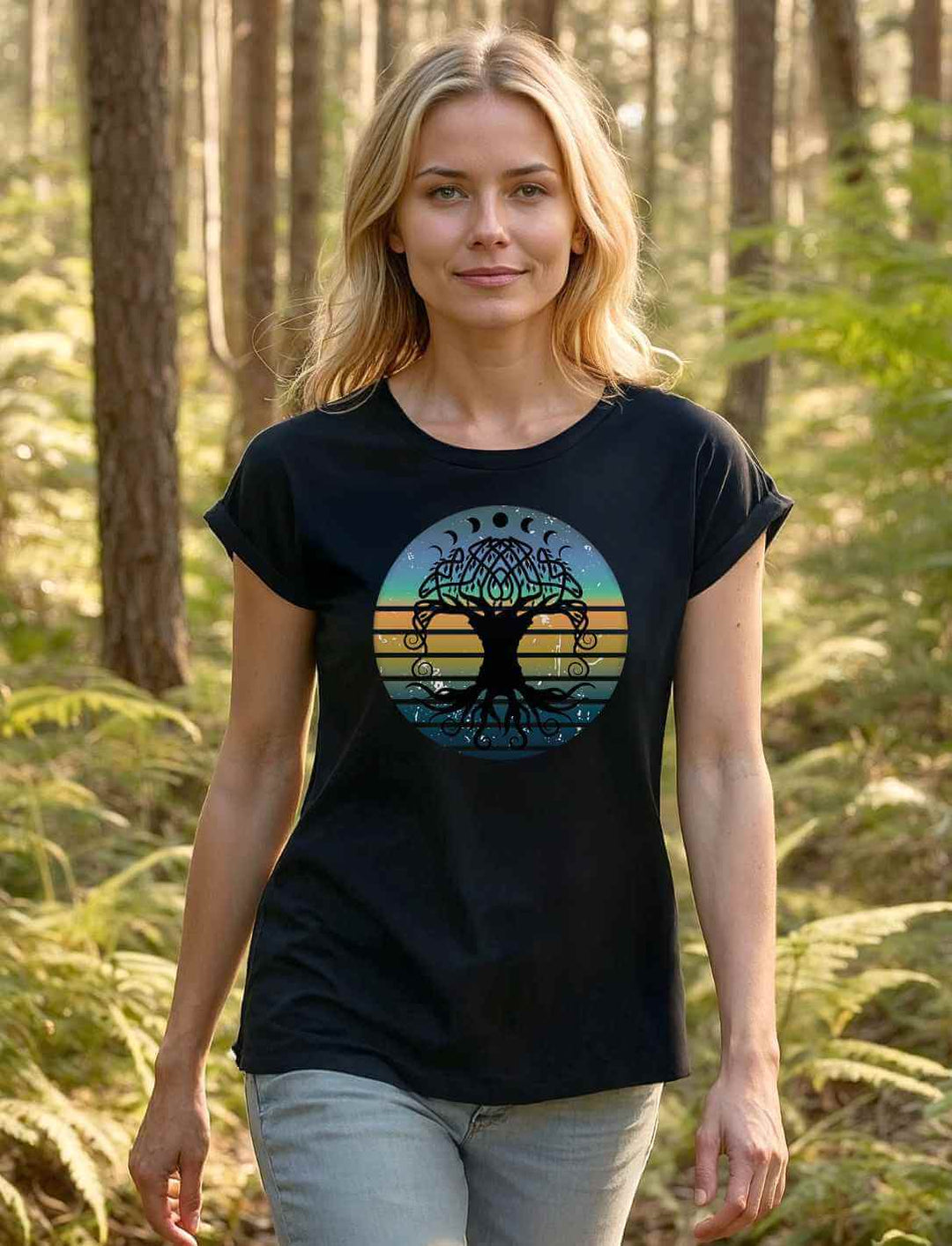 Frau im schwarzen Yggdrasil-Shirt mit verlängertem Schnitt, Design inspiriert vom Weltenbaum – Runental.