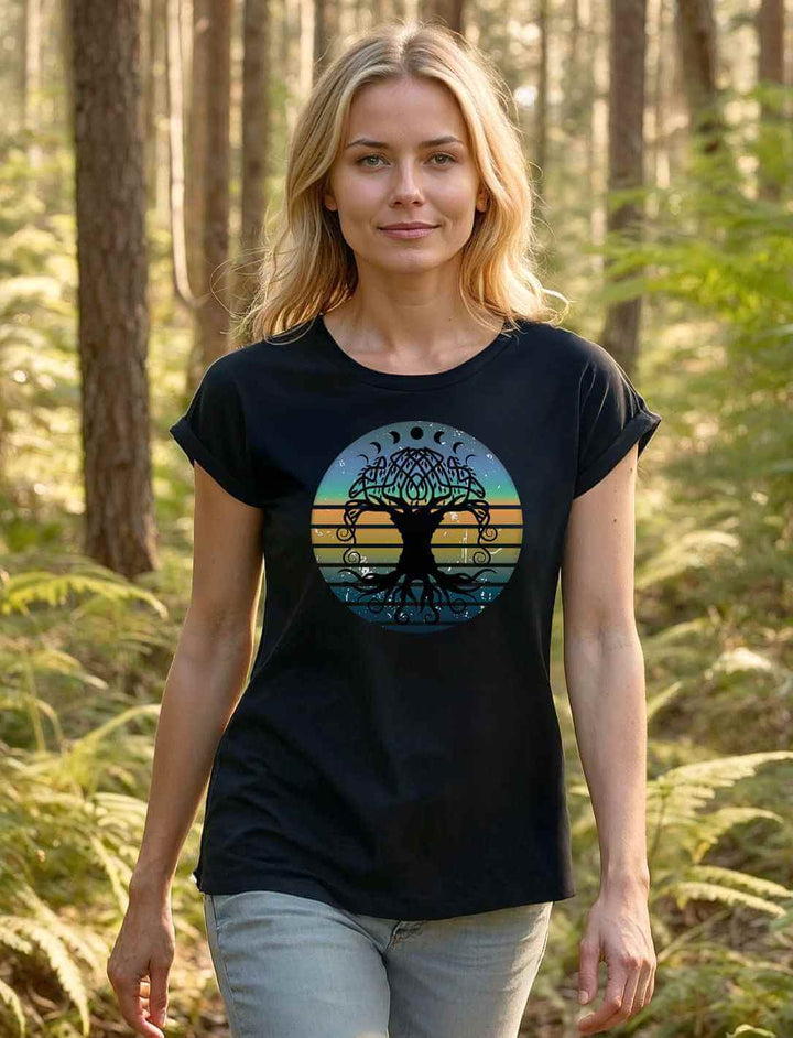Frau im schwarzen Yggdrasil-Shirt mit verlängertem Schnitt, Design inspiriert vom Weltenbaum – Runental.