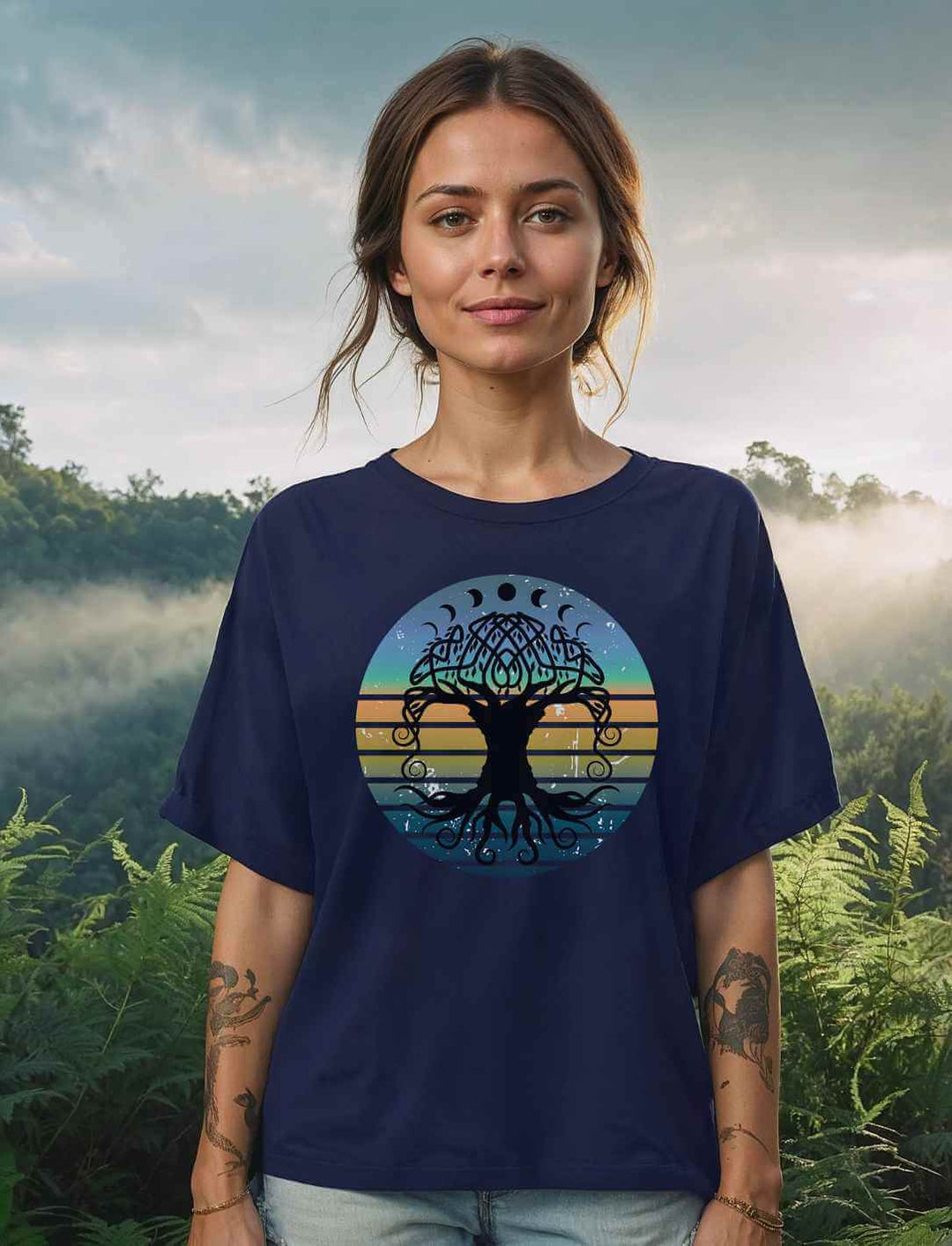 Frau mit lockerem, navyblauen Relaxed T-Shirt mit stilisiertem Weltenbaum Yggdrasil, aufgenommen in mystischer Waldatmosphäre.
