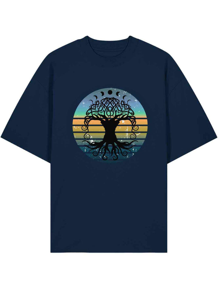 Oversized Shirt in French Navy mit Yggdrasil-Design – mystisches Symbol für Erdung, Licht und Wandel.