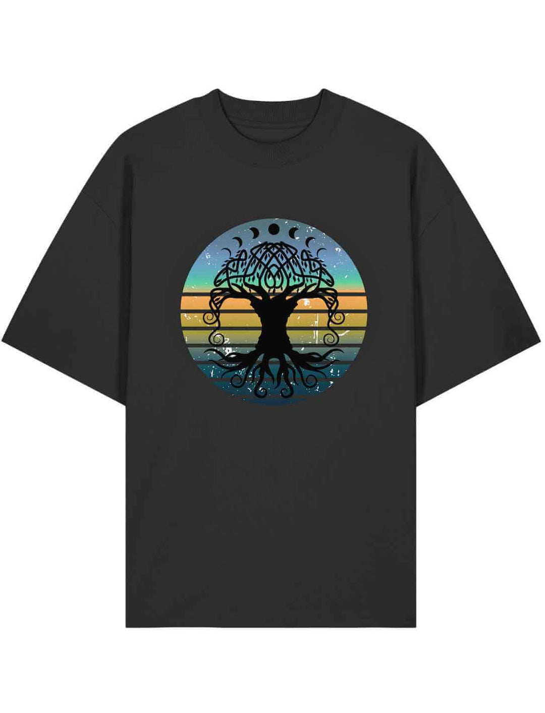 Schwarzes Oversized Unisex-Shirt mit Yggdrasil-Print – der Weltenbaum vor Sonnenuntergang im Vintage-Stil.