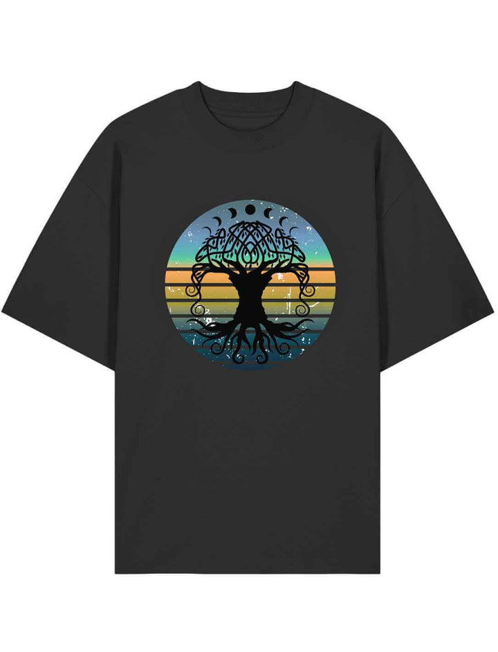 Schwarzes Oversized Unisex-Shirt mit Yggdrasil-Print – der Weltenbaum vor Sonnenuntergang im Vintage-Stil.
