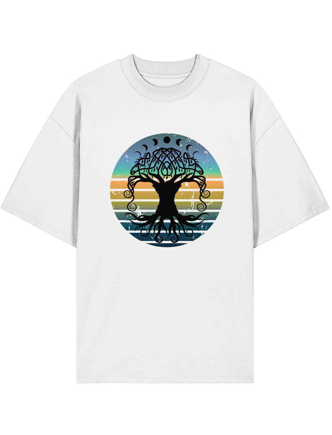 Weißes Oversized Shirt mit Yggdrasil-Motiv – nordisch inspiriertes Design mit kosmischer Symbolik.