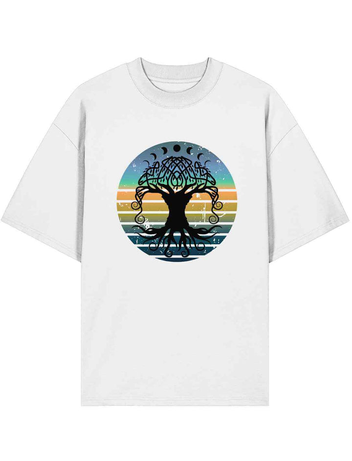Weißes Oversized Shirt mit Yggdrasil-Motiv – nordisch inspiriertes Design mit kosmischer Symbolik.