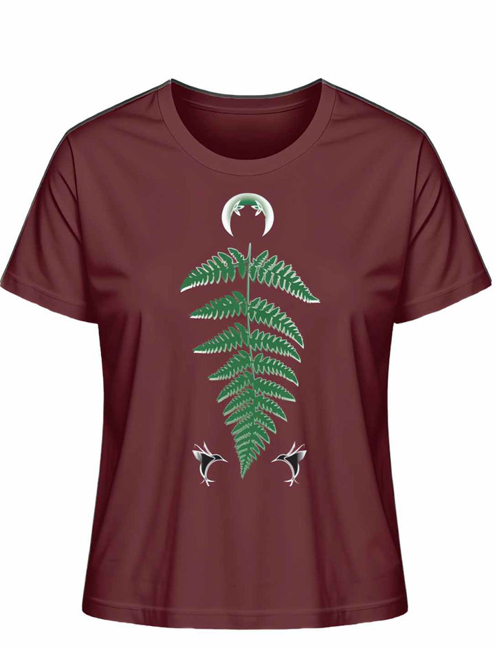 Burgundfarbenes Damen-T-Shirt 'Zauberhafte Naturwelt' mit grünem Farnblatt-Motiv und zwei kleinen weißen Libellen, gekrönt von einem weißen Halbmond.