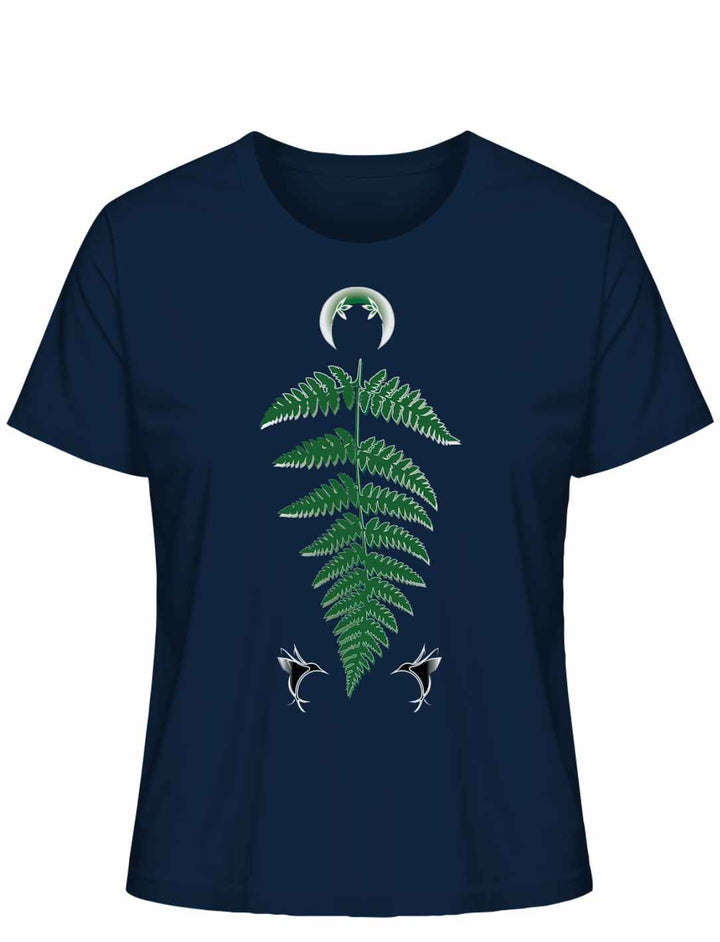 Damen-T-Shirt 'Zauberhafte Naturwelt' in French Navy mit grünem Farnblatt-Motiv und zwei kleinen weißen Libellen, gekrönt von einem weißen Halbmond.