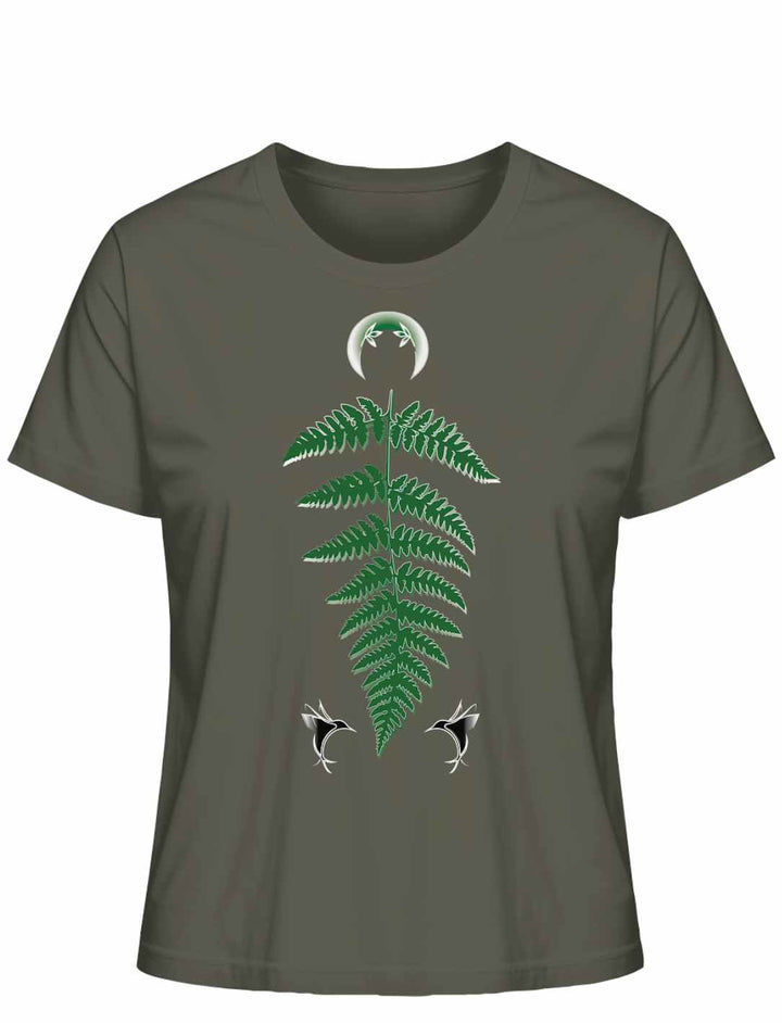 Damen-T-Shirt 'Zauberhafte Naturwelt' in Khaki mit grünem Farnblatt-Motiv und zwei kleinen weißen Libellen, gekrönt von einem weißen Halbmond.