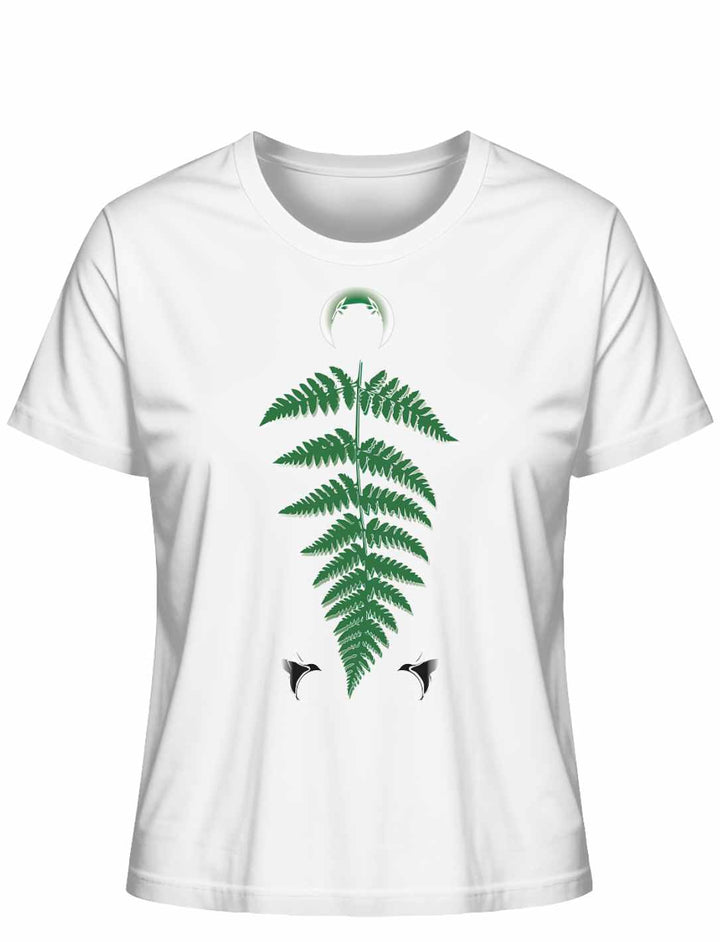 Damen-T-Shirt 'Zauberhafte Naturwelt' in Weiss mit grünem Farnblatt-Motiv und zwei kleinen weißen Libellen, gekrönt von einem weißen Halbmond.