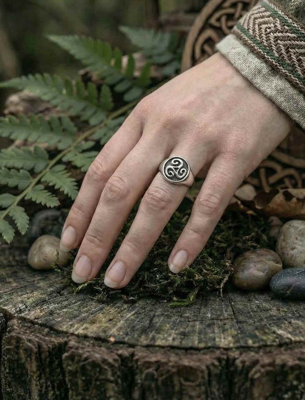 Keltischer Triskele Silberring getragen am Ringfinger, Schmuck mit keltischer Symbolik