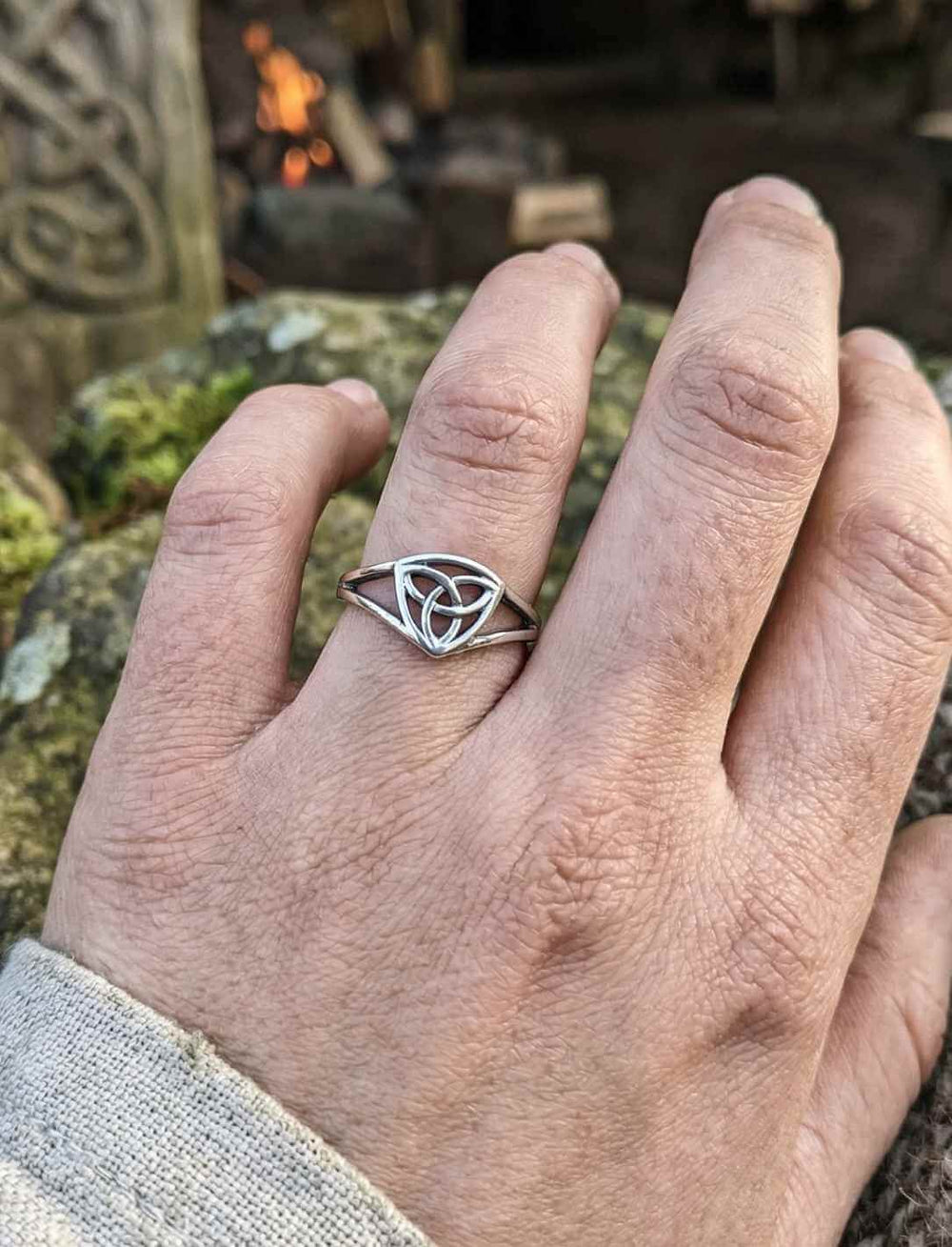 Keltischer Triquetra Silberring getragen am Ringfinger, Symbol für Verbindung und Orientierung