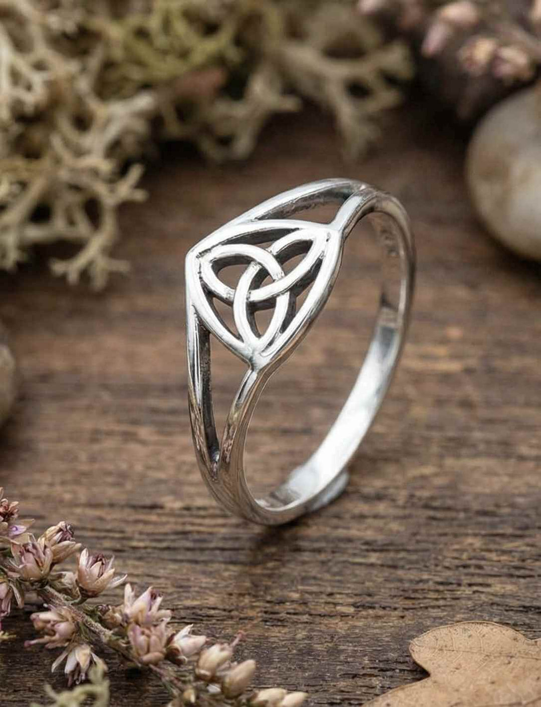 Keltischer Triquetra Ring aus Silber mit klarer Knotenform, ruhiges und zeitloses Design