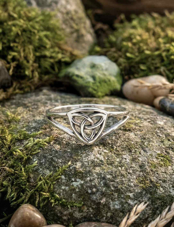 Keltischer Triquetra Ring aus 925 Sterling Silber auf Stein und Moos, inspiriert von Carnac