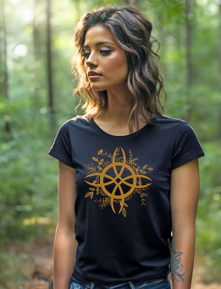 Junge Frau in einem mystischen Wald, trägt ein schwarzes T-Shirt mit 'Zirkel der grünen Magie'-Design, das Naturverbundenheit und die Kraft alter Symbole ausstrahlt.