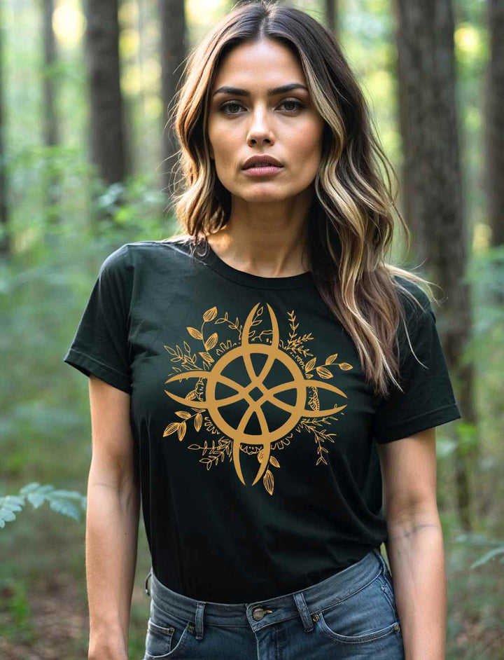 Junge Frau in einem mystischen Wald, trägt ein schwarzes T-Shirt mit 'Zirkel der grünen Magie'-Design, das Naturverbundenheit und die Kraft alter Symbole ausstrahlt.