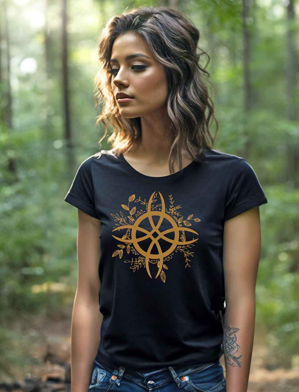 Junge Frau in einem mystischen Wald, trägt ein schwarzes T-Shirt mit 'Zirkel der grünen Magie'-Design, das Naturverbundenheit und die Kraft alter Symbole ausstrahlt.