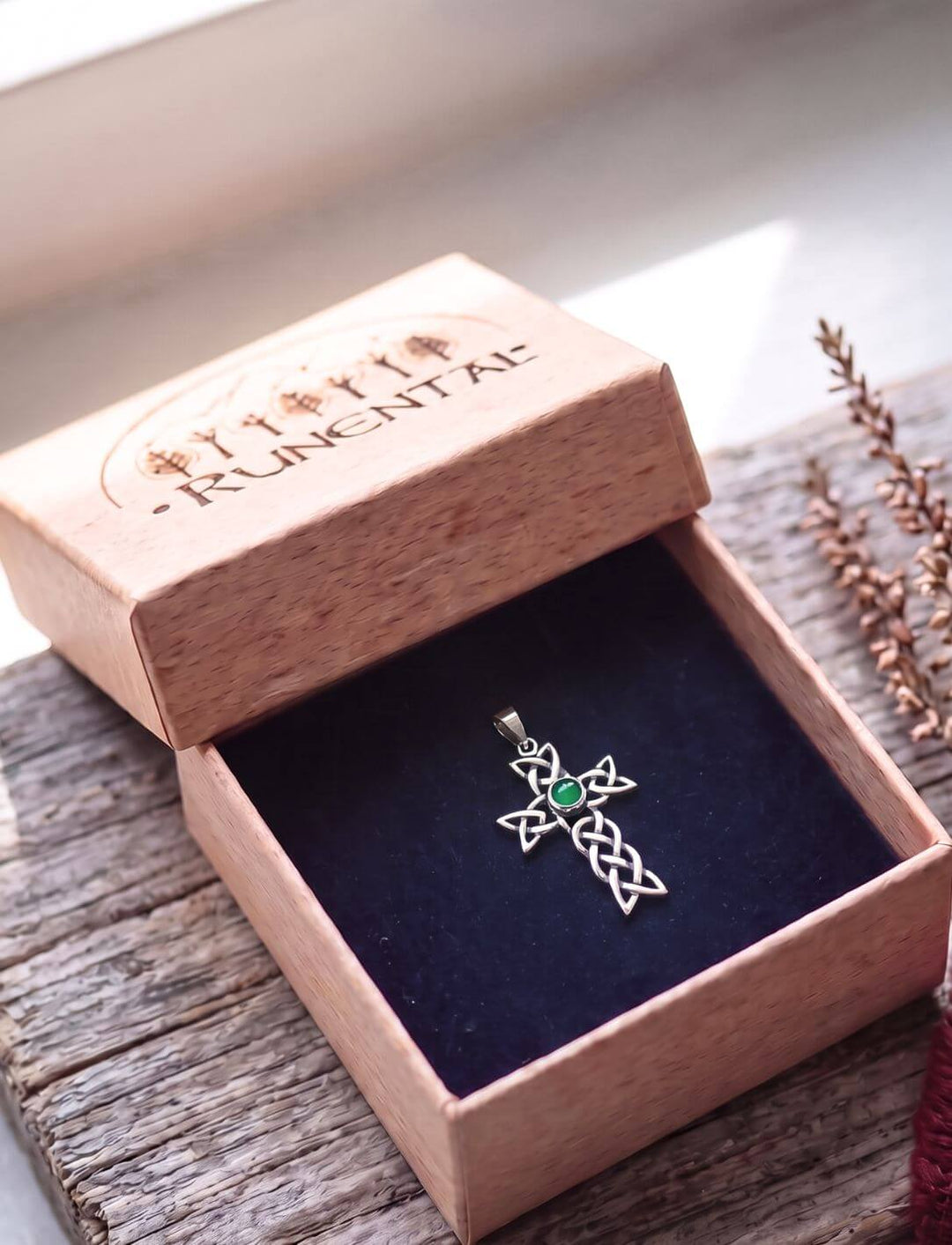 Achat Anhänger in einer geöffneten Runental Geschenkbox aus Holz auf Moos